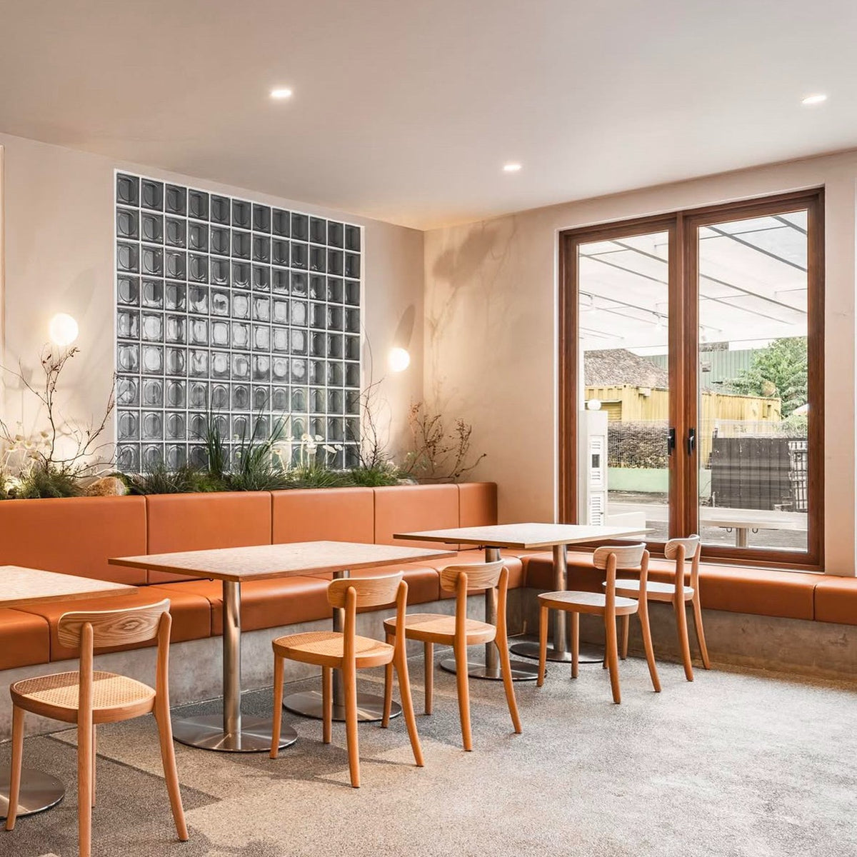 Casual dining by Chic Est